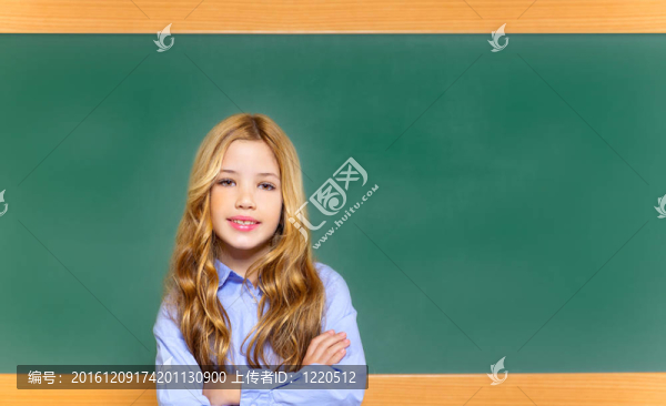 格林學(xué)校黑板上的小女孩