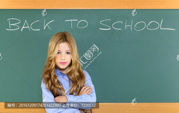 格林學(xué)校黑板上的小女孩