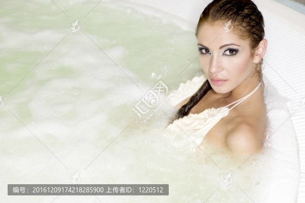 在按摩浴缸的年輕漂亮的女人