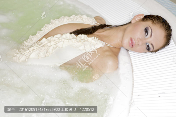 在按摩浴缸的年輕漂亮的女人