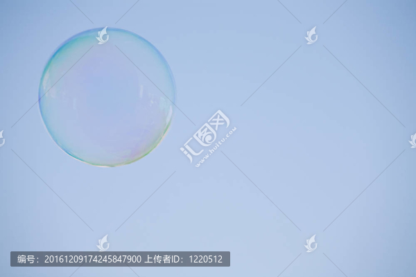 藍(lán)色天空背景反射的透明氣泡