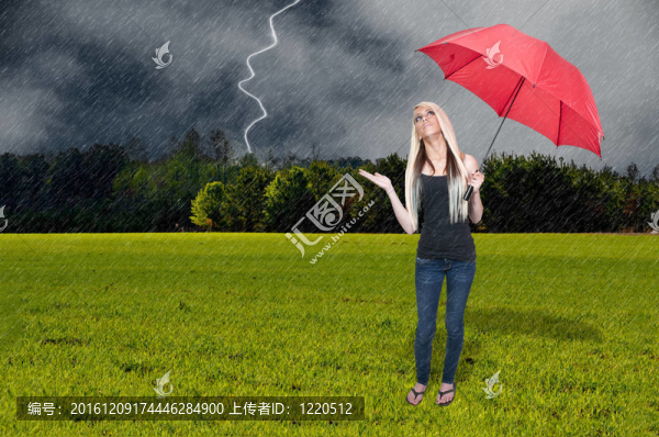 女子拿著雨傘