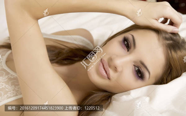 美麗的女人在床上