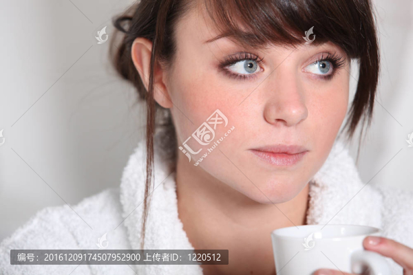 在一個熱的飲料浴袍的女人
