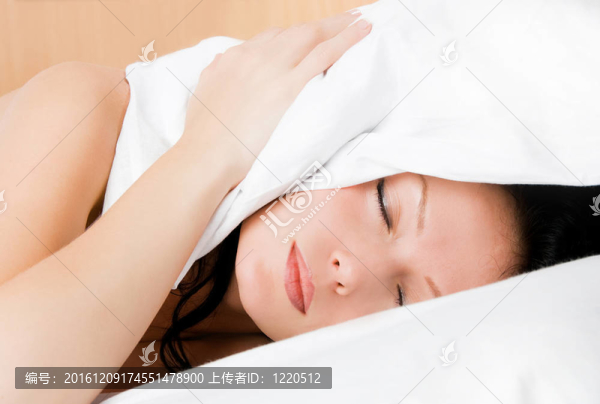 睡覺的年輕女子