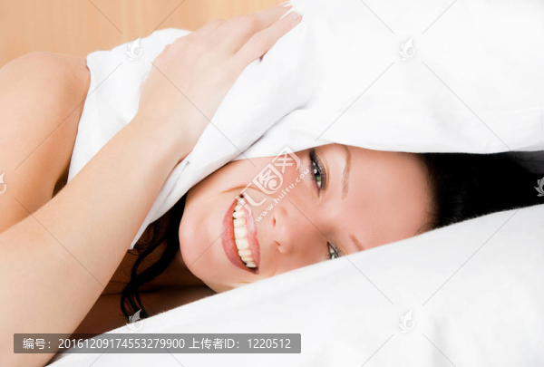 快樂(lè)女孩醒來(lái)