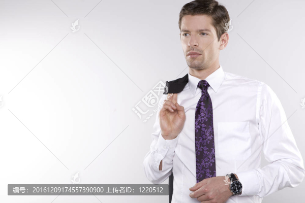 一個(gè)穿著襯衫的優(yōu)雅年輕人的時(shí)尚鏡頭