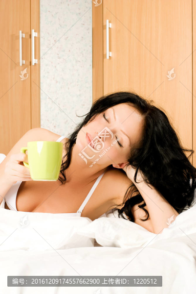 美女早上喝杯咖啡