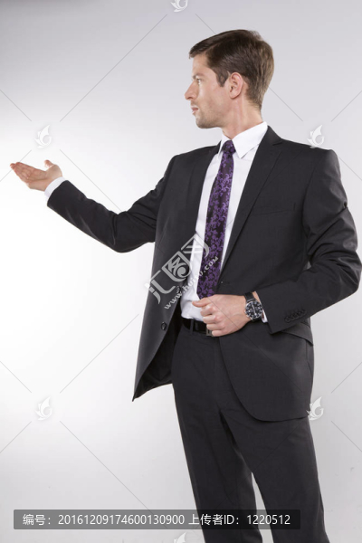 一個穿著西裝的年輕人的時尚鏡頭