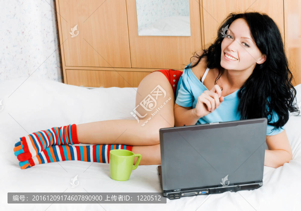 美麗的黑發(fā)女孩在家里用筆記本電腦