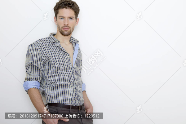 一個(gè)穿著襯衫的優(yōu)雅年輕人的時(shí)尚鏡頭