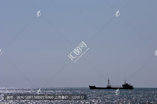 在海洋和天空的藍(lán)色地平線上的貨船