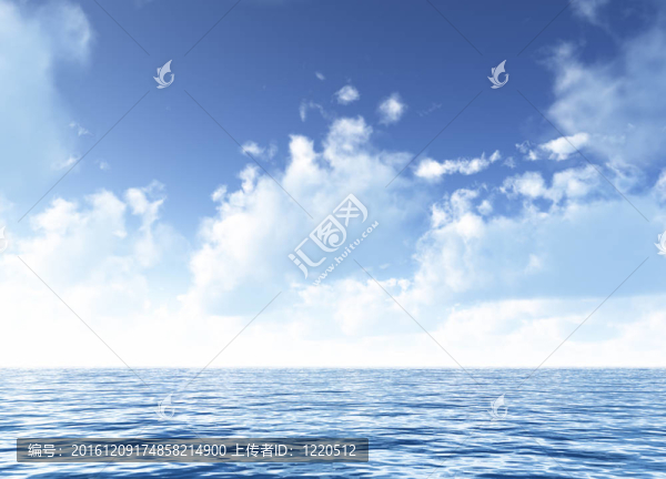 多云的藍(lán)色天空離開地平線，越過(guò)藍(lán)色的海面