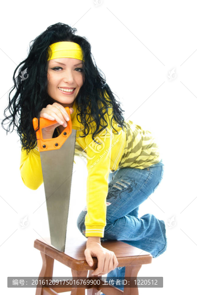 年輕漂亮的女人用鋸子