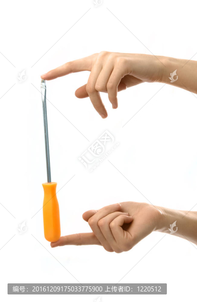 兩只手上的橙色螺絲刀