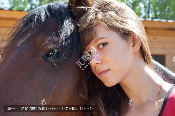 女孩和馬