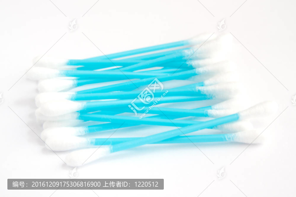 白色背景上的藍(lán)色棉棒