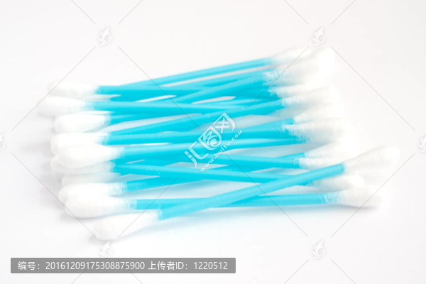 白色背景上的藍色棉棒