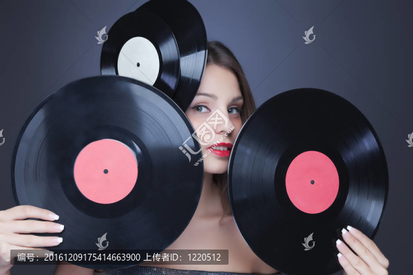 乙烯基盤特寫的女孩