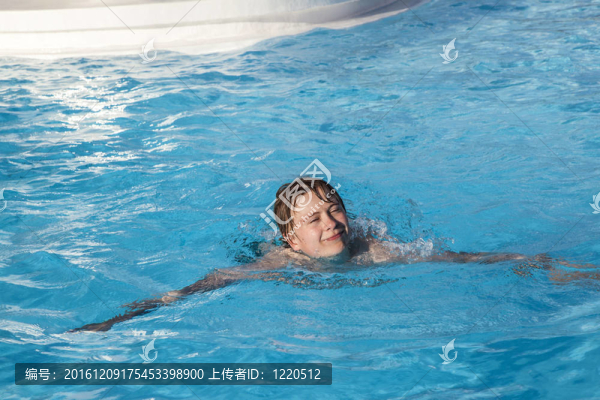 游泳池里的男孩