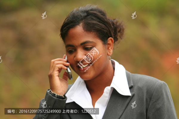 女商人在電話