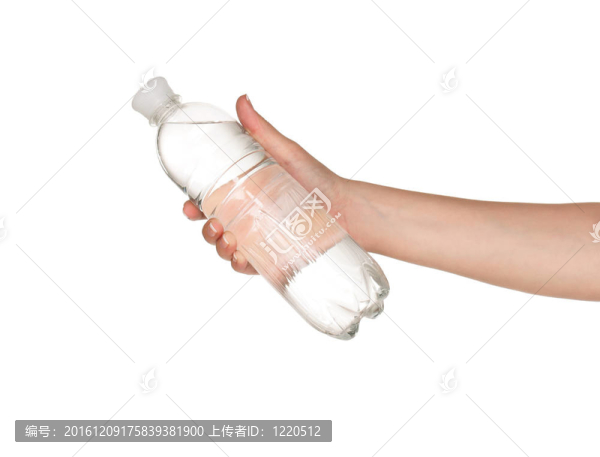 手拿一瓶水