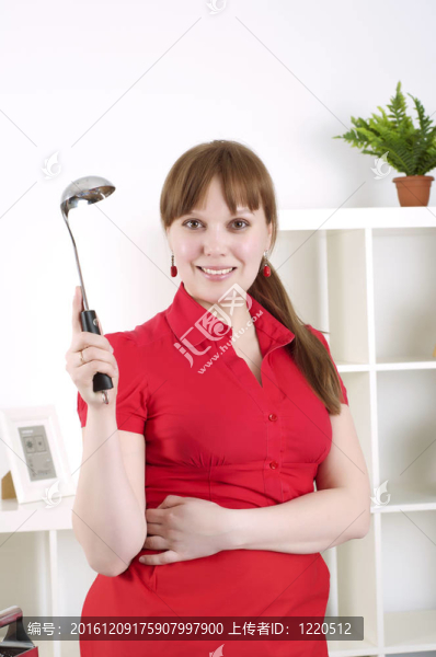 在廚房工作的女人