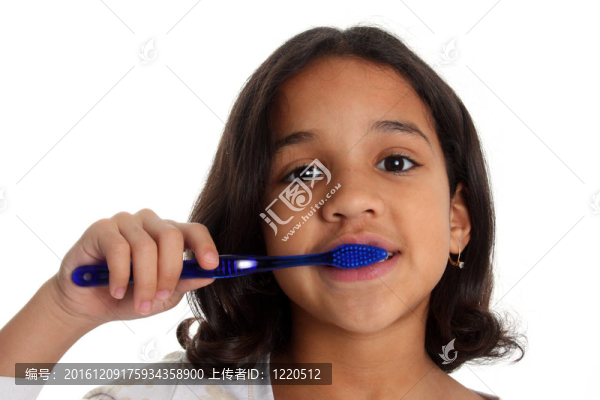 女孩刷牙