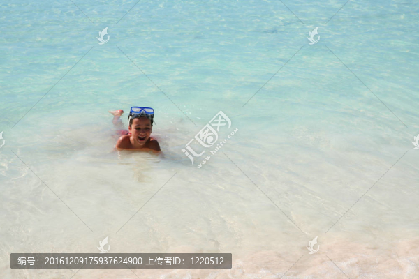 在Beach玩的男孩