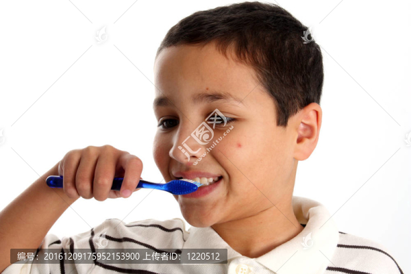 孩子刷牙