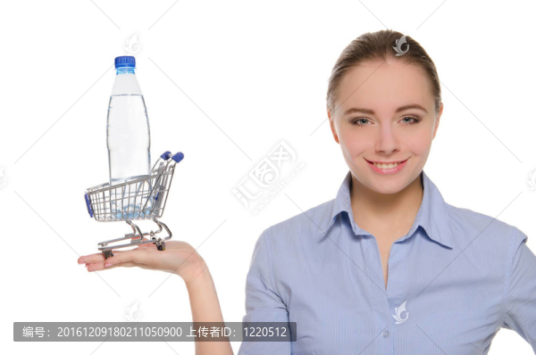 購物車上的一瓶水在手掌上