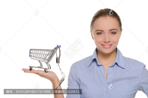 購(gòu)物車(chē)上的女人的手臂
