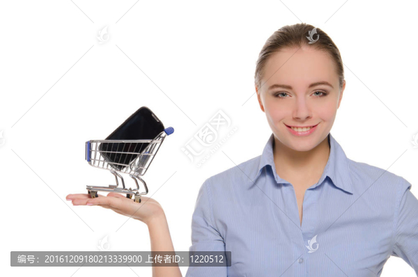 智能手機(jī)在購(gòu)物車上的女子掌上