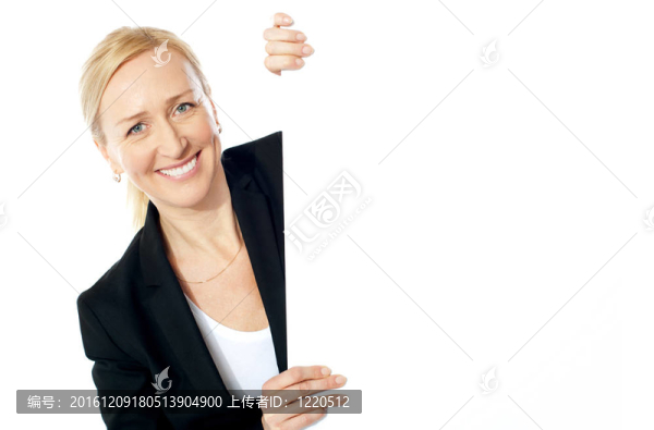 微笑老年女性行政持有剪貼板