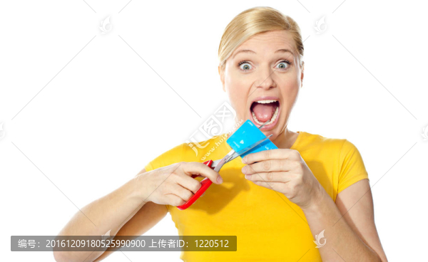 興奮的女性削減她的信用卡