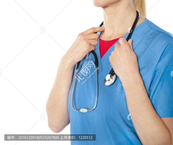 職業(yè)女醫(yī)生拿聽診器；特寫