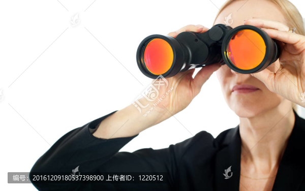 商人透過望遠(yuǎn)鏡