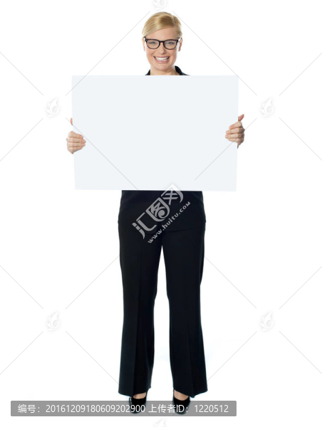 微笑的年輕女士拿著橫幅廣告
