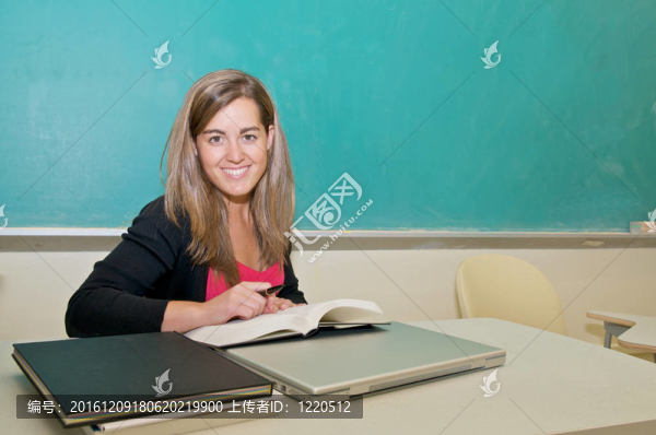 課堂微笑學(xué)生