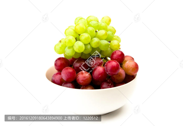綠色和紅色葡萄在白色上分離