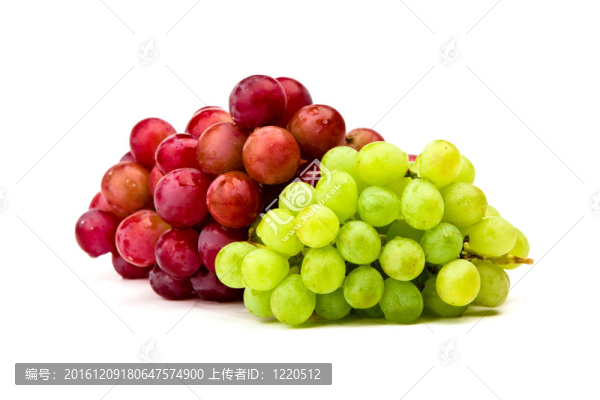 綠色和紅色葡萄在白色上分離