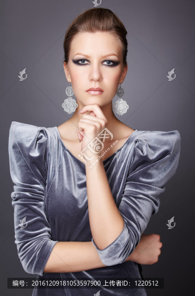 時(shí)尚的黑色的衣服