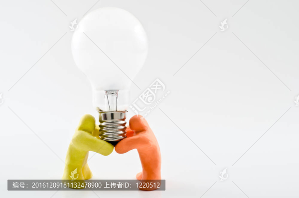 支持燈泡的玩偶