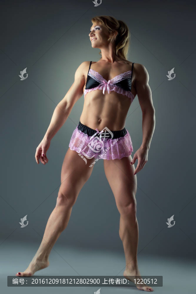 美麗的女性健美運(yùn)動(dòng)員冒充內(nèi)衣