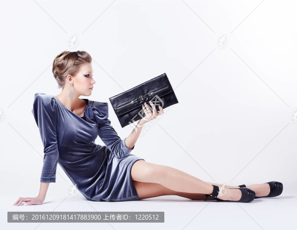 時(shí)尚的黑色的衣服