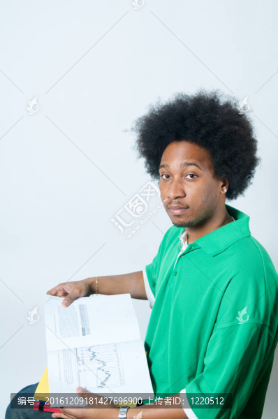 學習教科書的非裔美國人