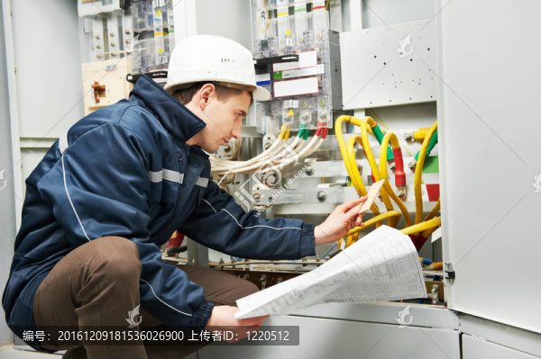 電工檢查電纜電源線