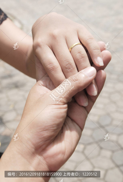 手拉手。夫妻的愛