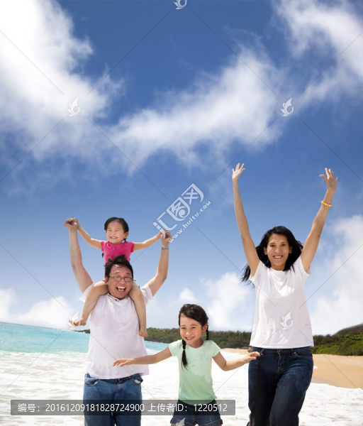海灘上的快樂家庭