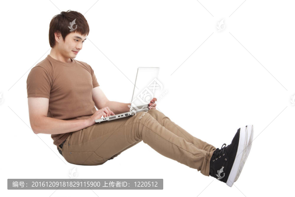 快樂的年輕人使用筆記本電腦